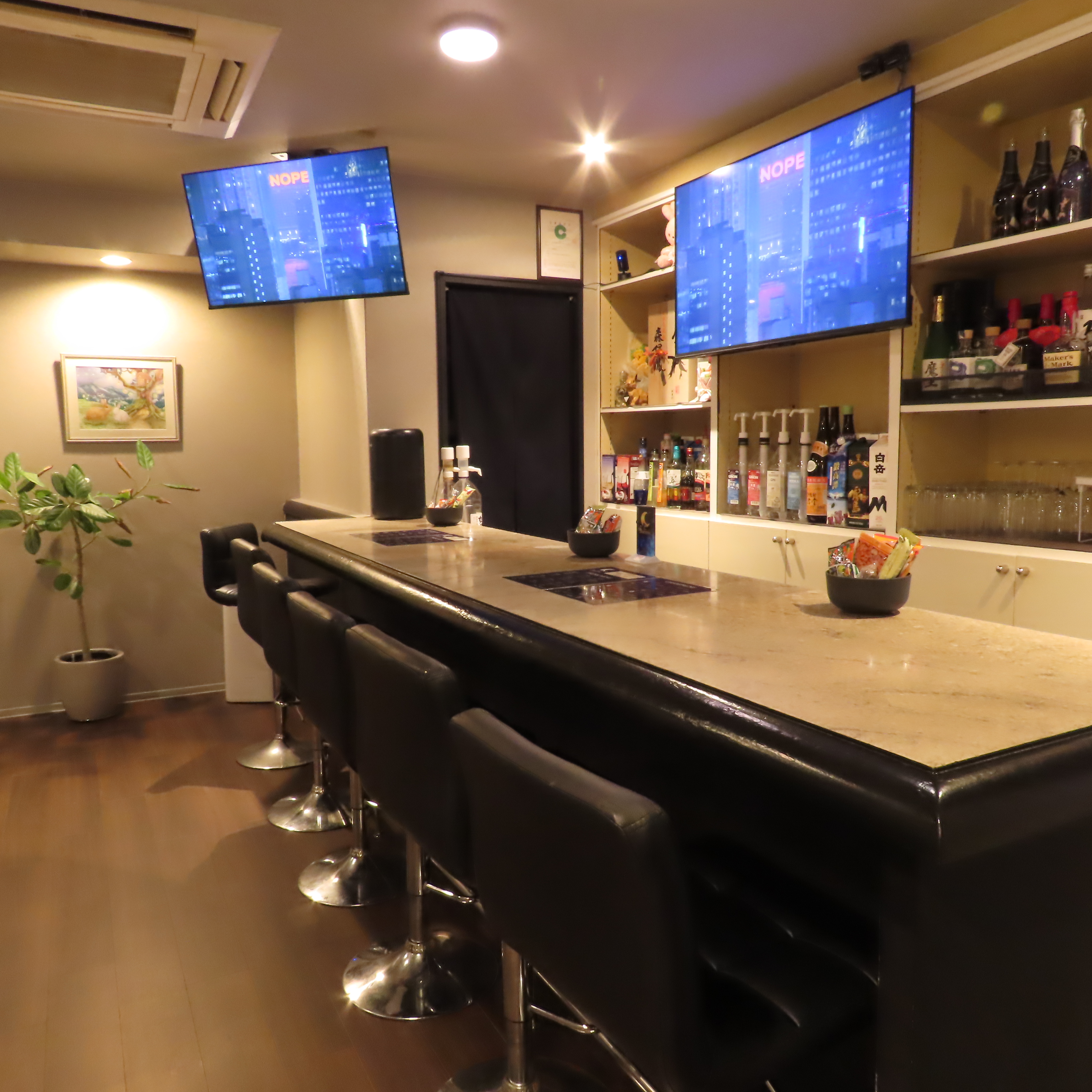 今夜の一杯を、Bar Burrowで。まずは気軽にご相談を